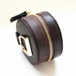 Oakbark & Chrome Stirrup Accessory Keeper -Equestrian Supplies Shop AK HAV 001 oakbarkandchrome.stirrupaccessory.havana4