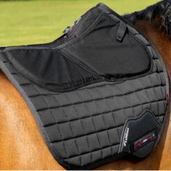 LeMieux ProSorb Close Contact Square Pad -Equestrian Supplies Shop IT01262 LeMieux.ProSorb.Close .Contact.Square Black Lifestyle